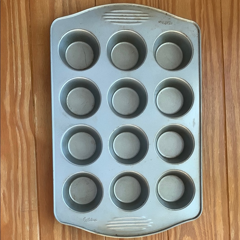 Wilton Silver Non-stick Muffin Pan